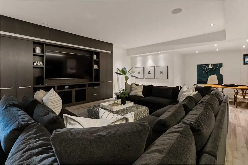 934 Rideau Road SW Calgary AB T2S 0R6