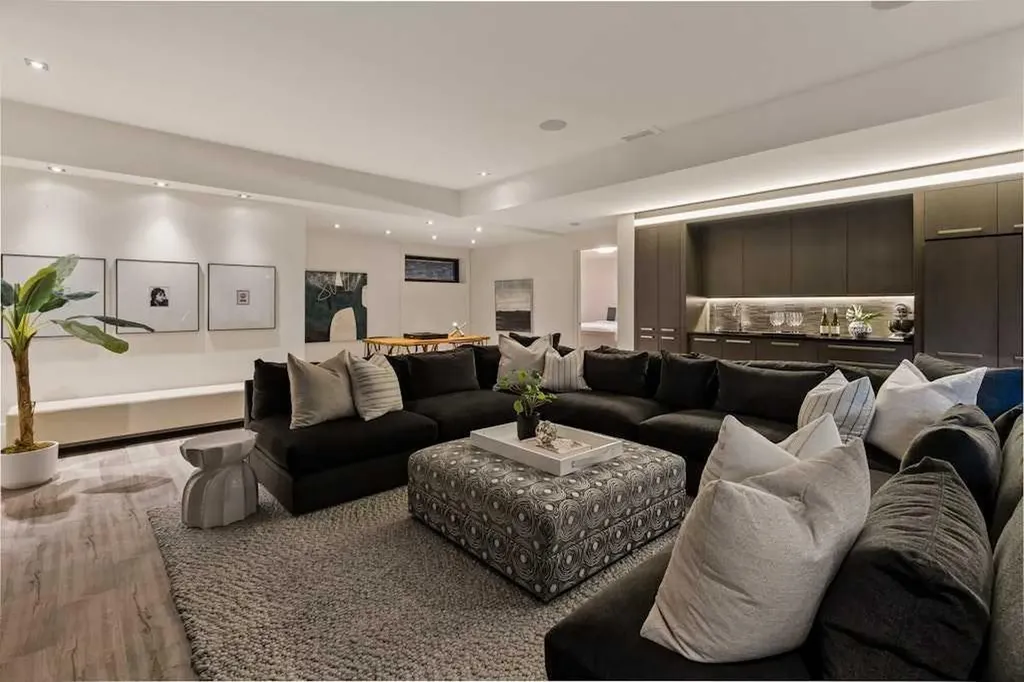 934 Rideau Road SW Calgary AB T2S 0R6