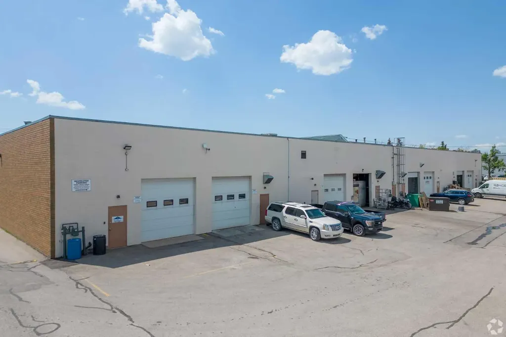 1916B 30 Avenue NE Calgary AB T2E 7B2