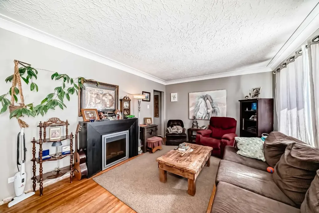 440 36 Avenue NW Calgary AB T2K 0C3