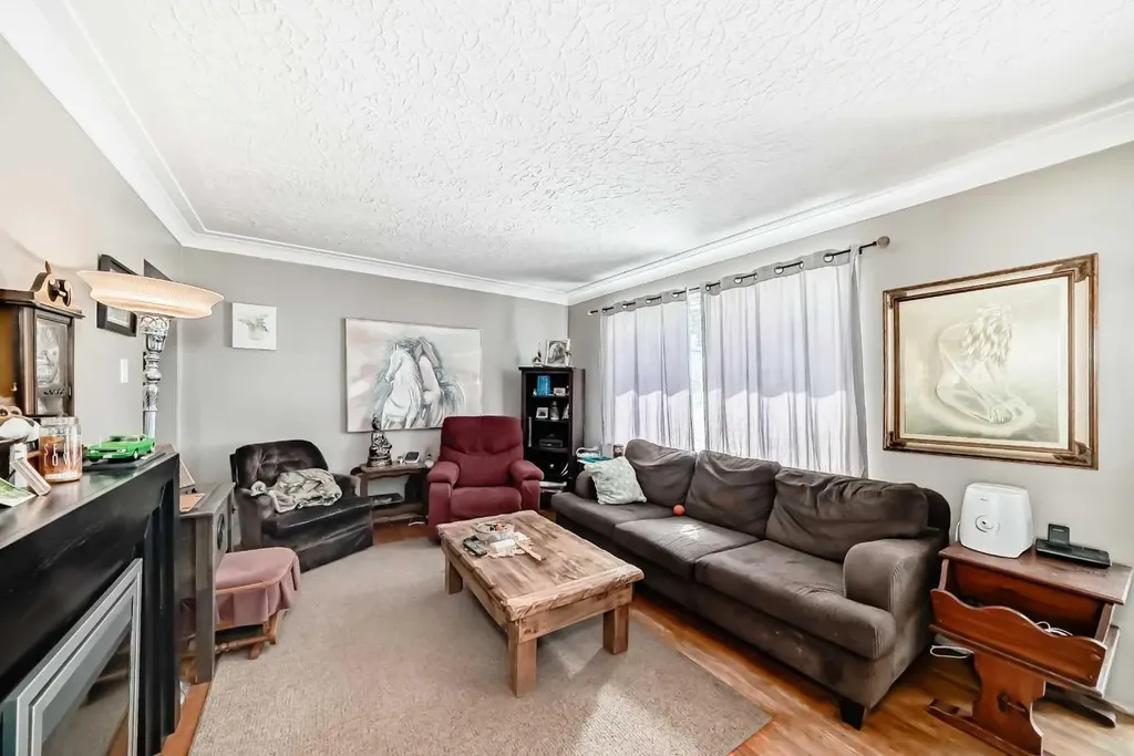 440 36 Avenue NW Calgary AB T2K 0C3