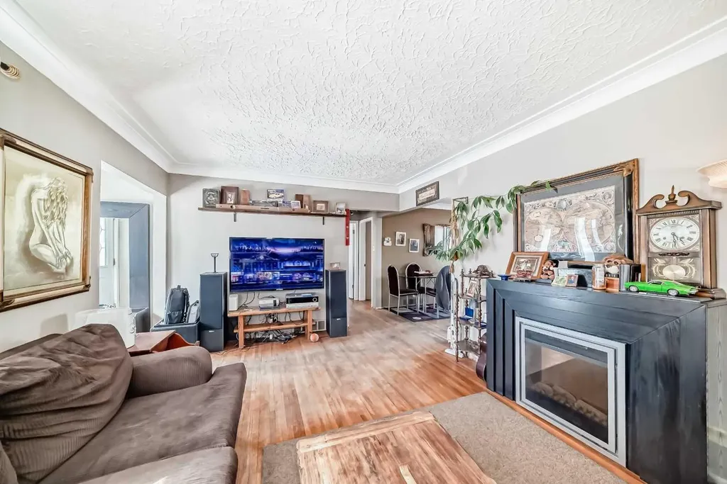 440 36 Avenue NW Calgary AB T2K 0C3
