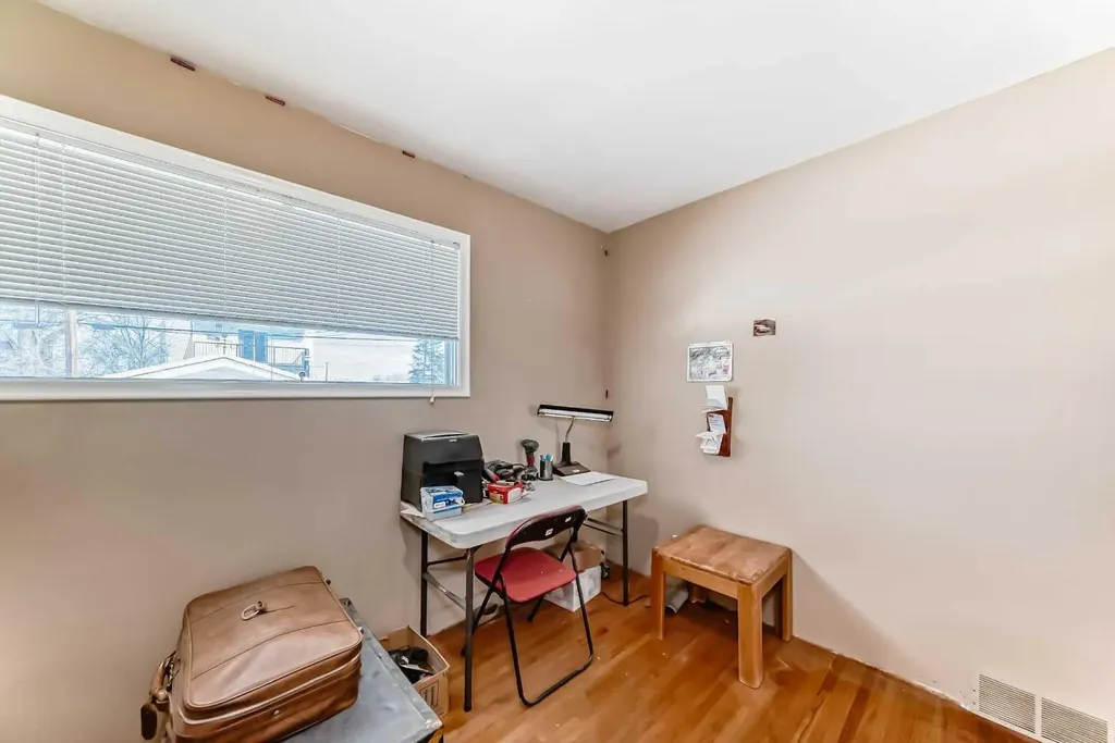 440 36 Avenue NW Calgary AB T2K 0C3