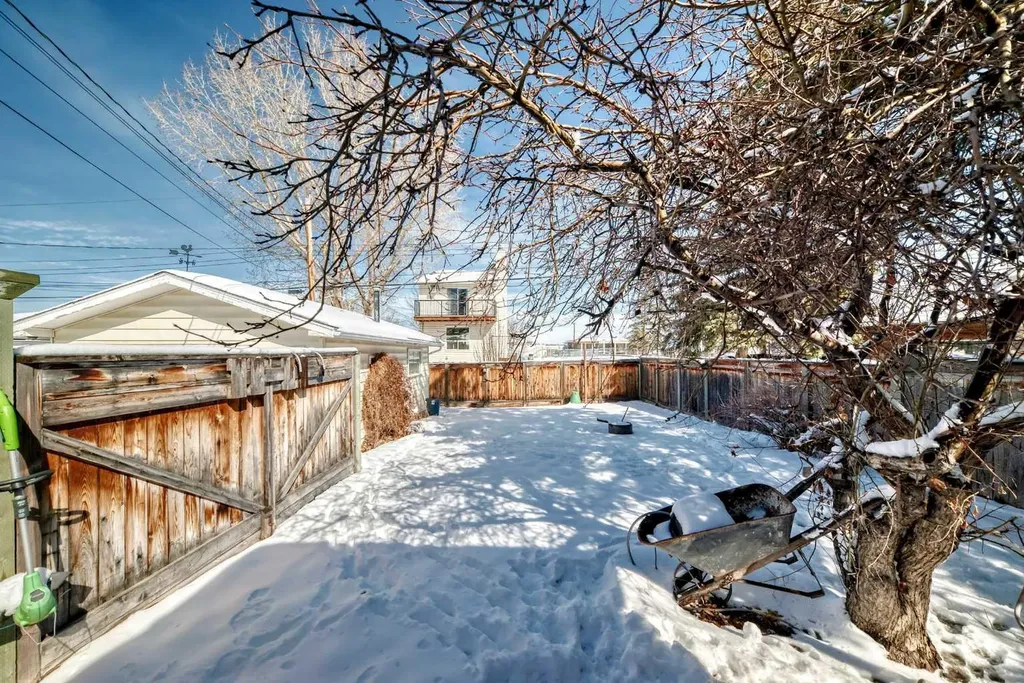 440 36 Avenue NW Calgary AB T2K 0C3