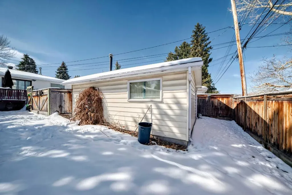 440 36 Avenue NW Calgary AB T2K 0C3