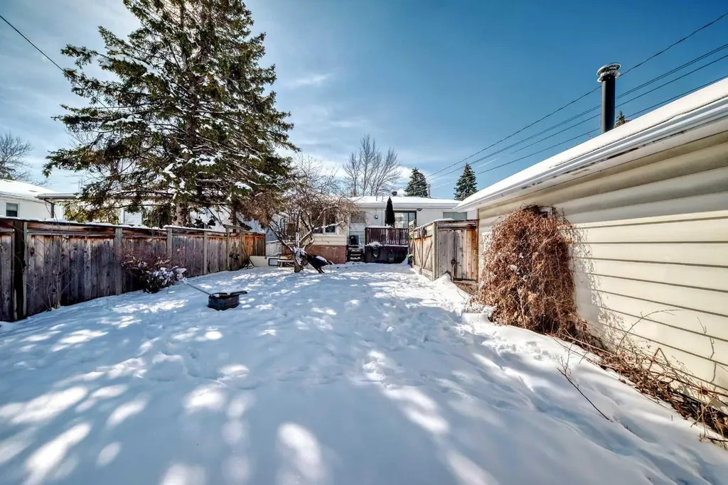 440 36 Avenue NW Calgary AB T2K 0C3