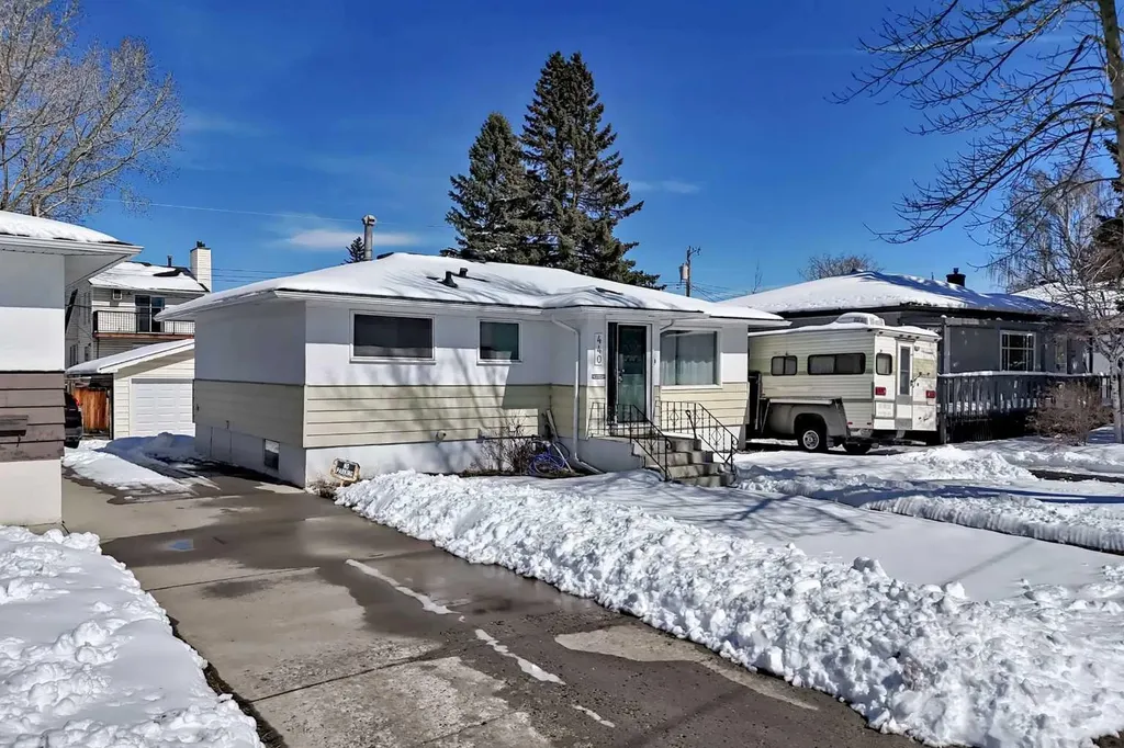 440 36 Avenue NW Calgary AB T2K 0C3