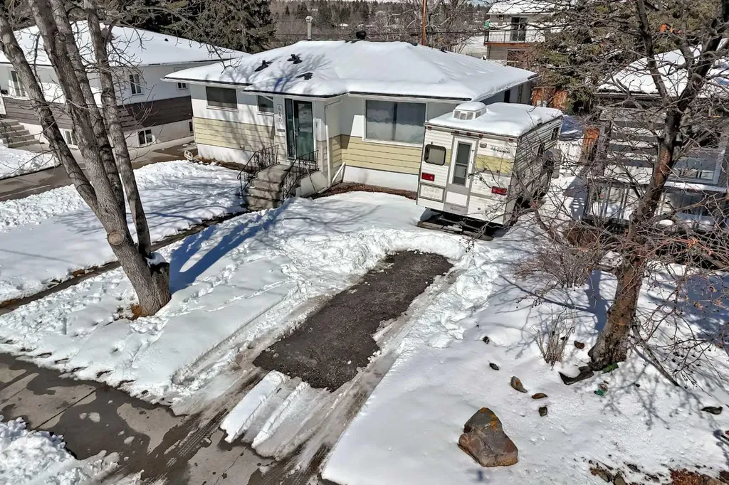 440 36 Avenue NW Calgary AB T2K 0C3