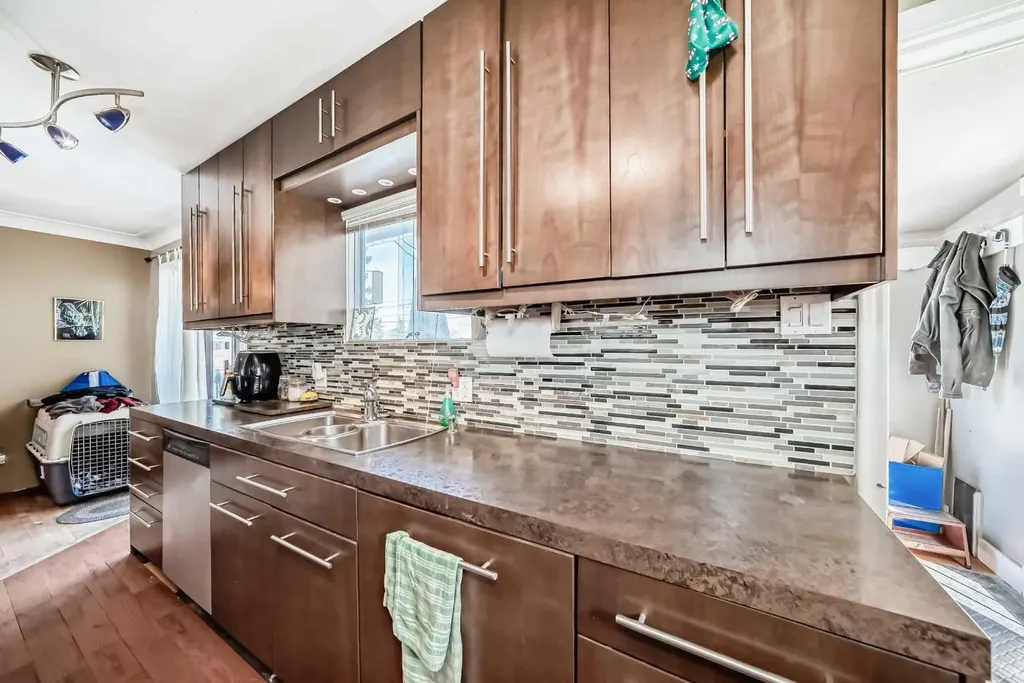 440 36 Avenue NW Calgary AB T2K 0C3