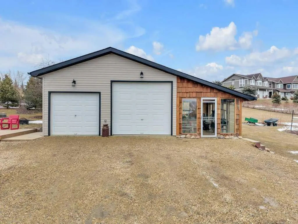 4-421008 Range Road 284 Rural Ponoka County AB T4L 2N3