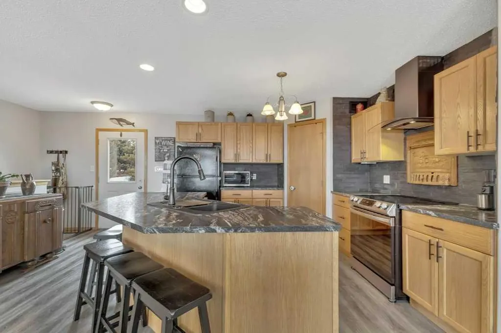 4-421008 Range Road 284 Rural Ponoka County AB T4L 2N3