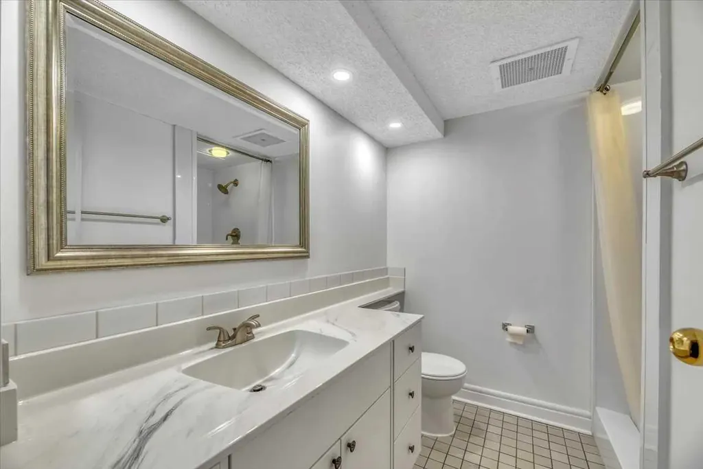 318 26 Avenue SW Calgary AB T2S 2T9