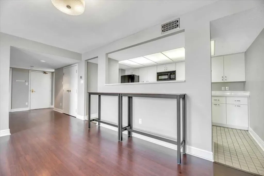 318 26 Avenue SW Calgary AB T2S 2T9