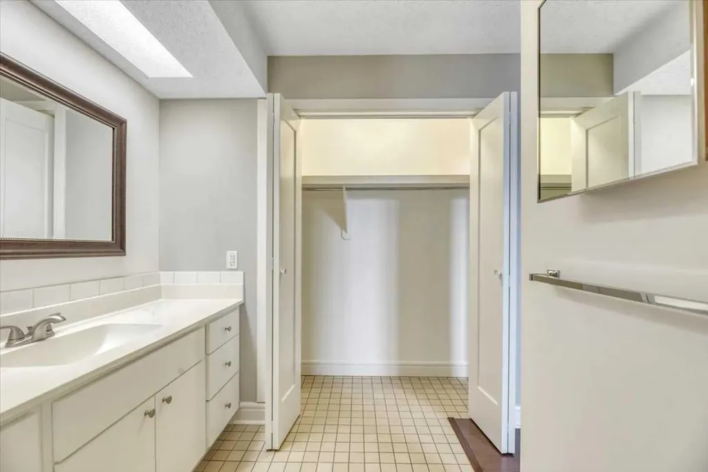318 26 Avenue SW Calgary AB T2S 2T9