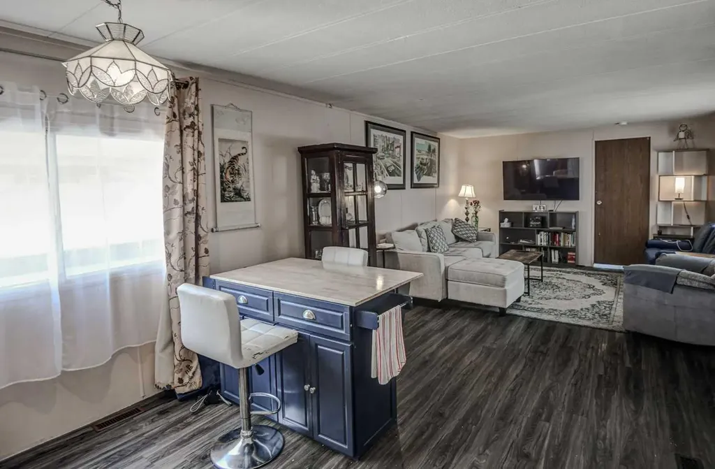 3223 83 Street NW Calgary AB T3B 5N9