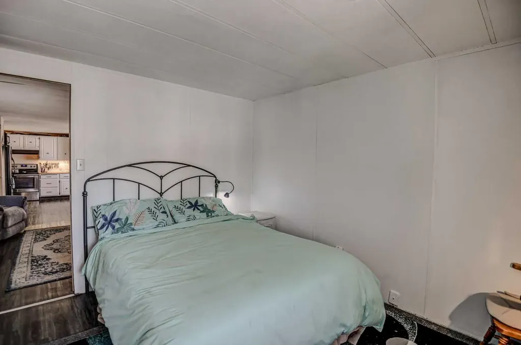 3223 83 Street NW Calgary AB T3B 5N9
