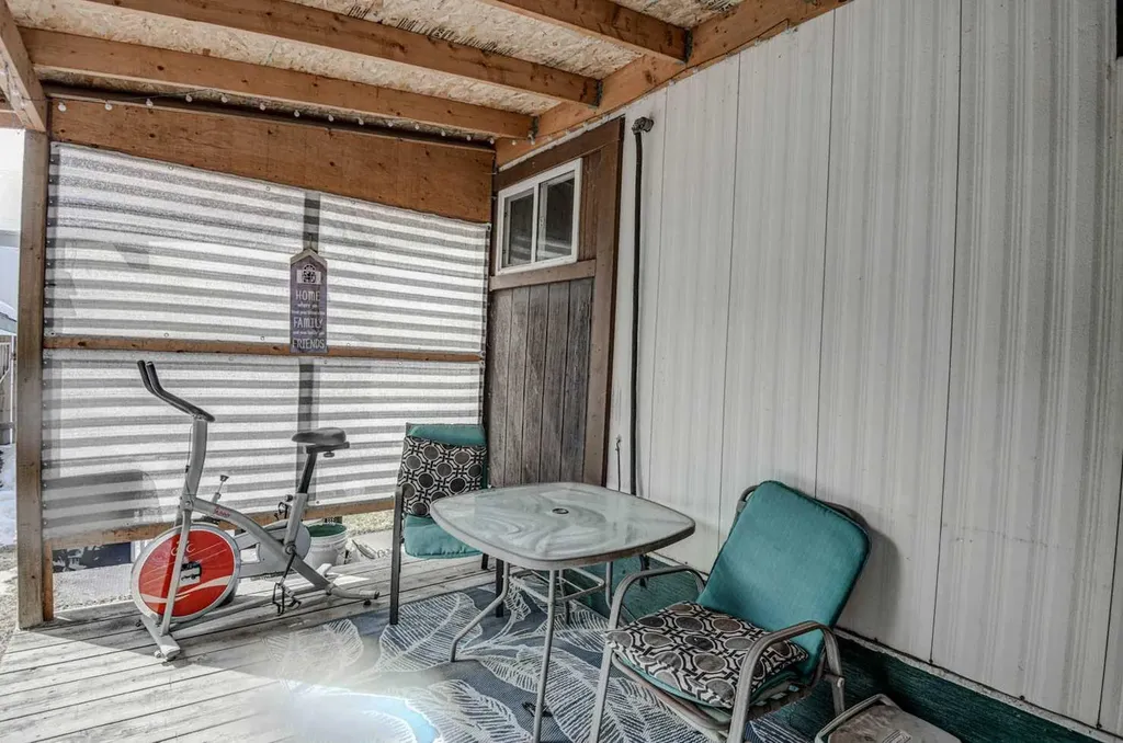 3223 83 Street NW Calgary AB T3B 5N9