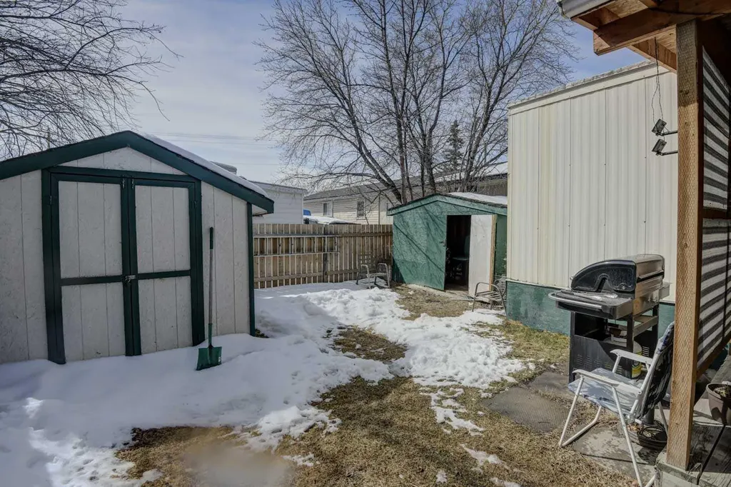 3223 83 Street NW Calgary AB T3B 5N9