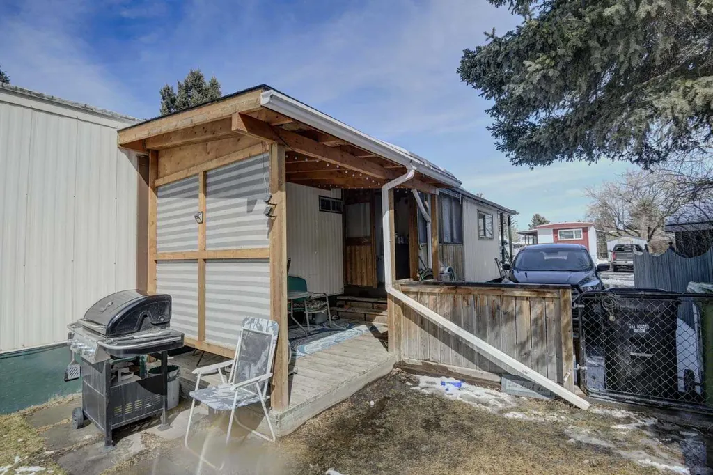3223 83 Street NW Calgary AB T3B 5N9