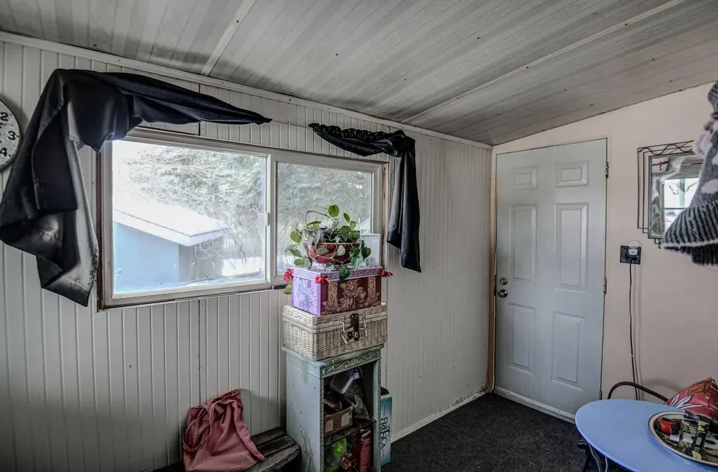 3223 83 Street NW Calgary AB T3B 5N9