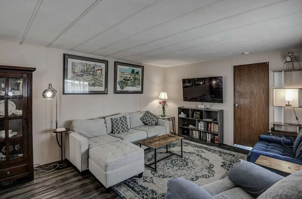 3223 83 Street NW Calgary AB T3B 5N9