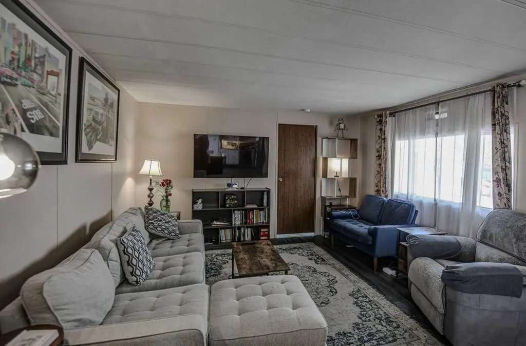 3223 83 Street NW Calgary AB T3B 5N9