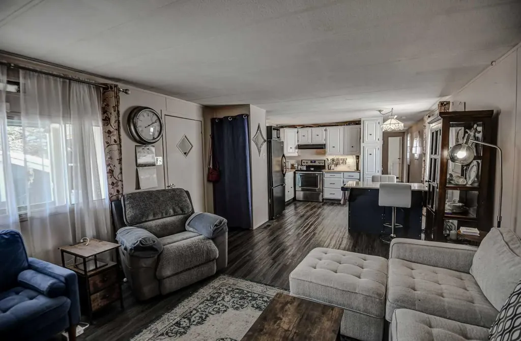 3223 83 Street NW Calgary AB T3B 5N9
