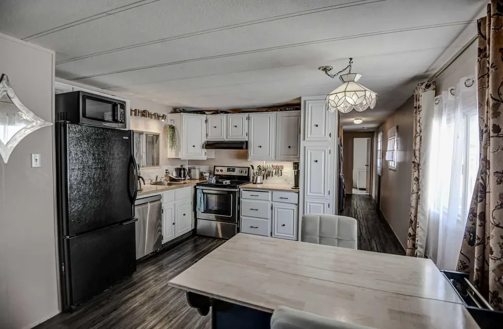 3223 83 Street NW Calgary AB T3B 5N9