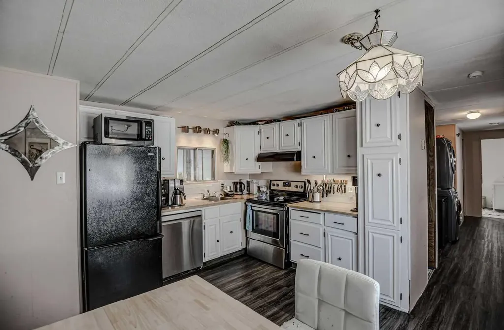 3223 83 Street NW Calgary AB T3B 5N9