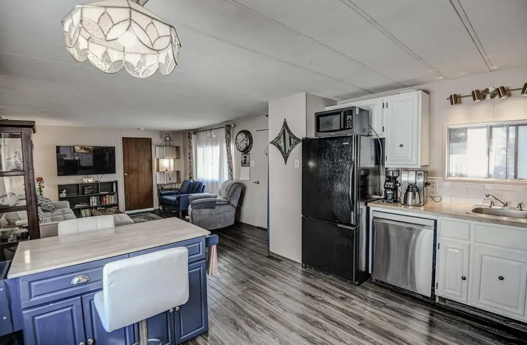 3223 83 Street NW Calgary AB T3B 5N9