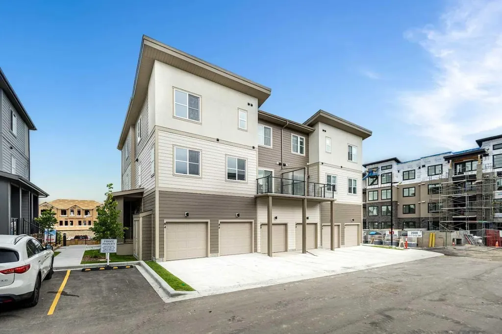 2117 81st Street SW Calgary AB T3H 6H5