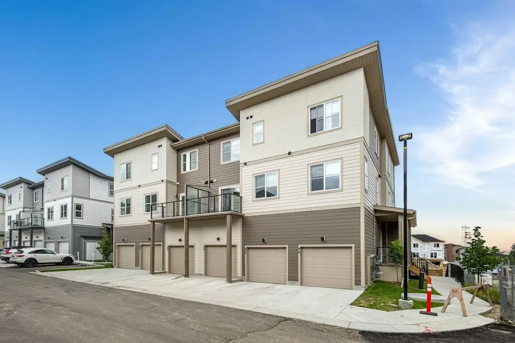 2117 81st Street SW Calgary AB T3H 6H5