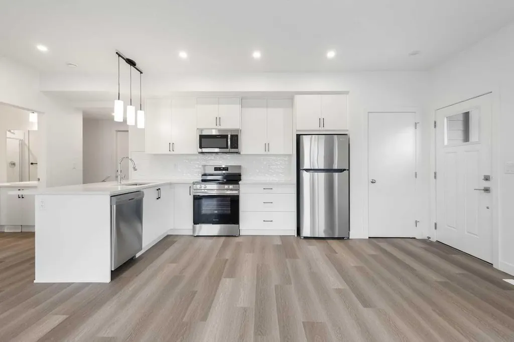 2117 81st Street SW Calgary AB T3H 6H5