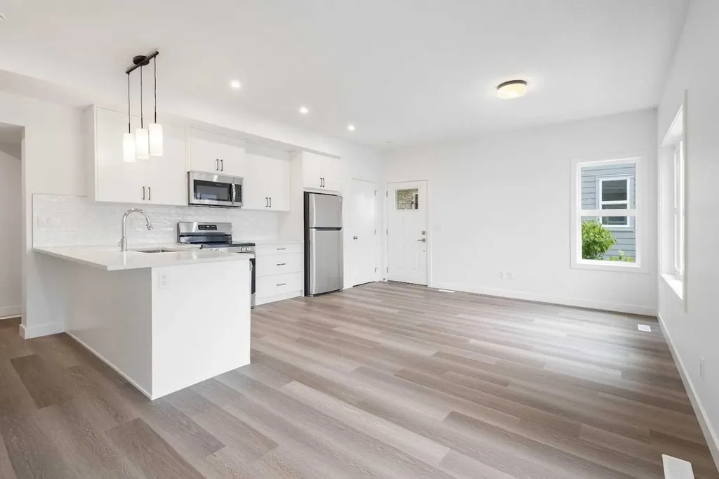 2117 81st Street SW Calgary AB T3H 6H5