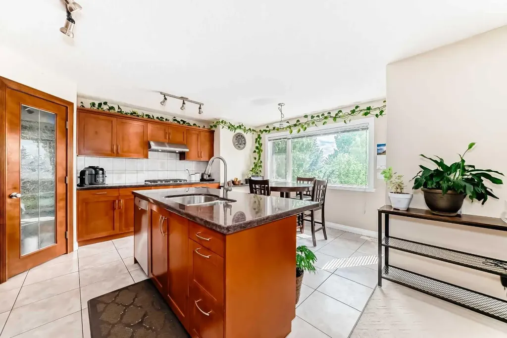 146 Scenic View Close Calgary AB T3L 1Z4