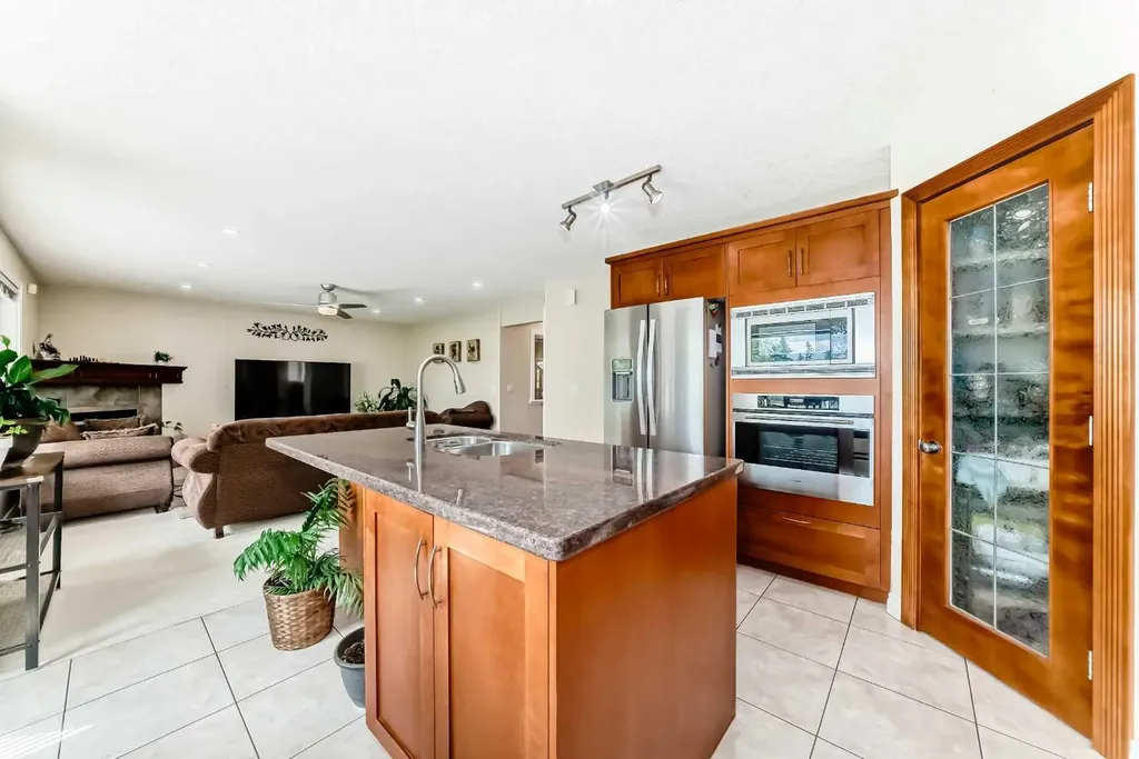 146 Scenic View Close Calgary AB T3L 1Z4