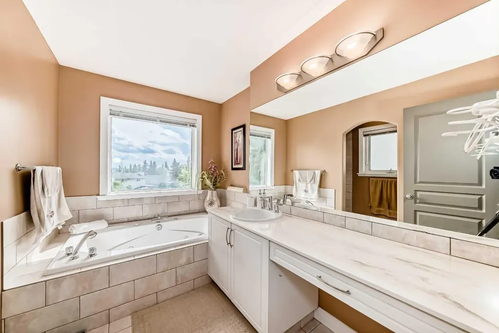146 Scenic View Close Calgary AB T3L 1Z4