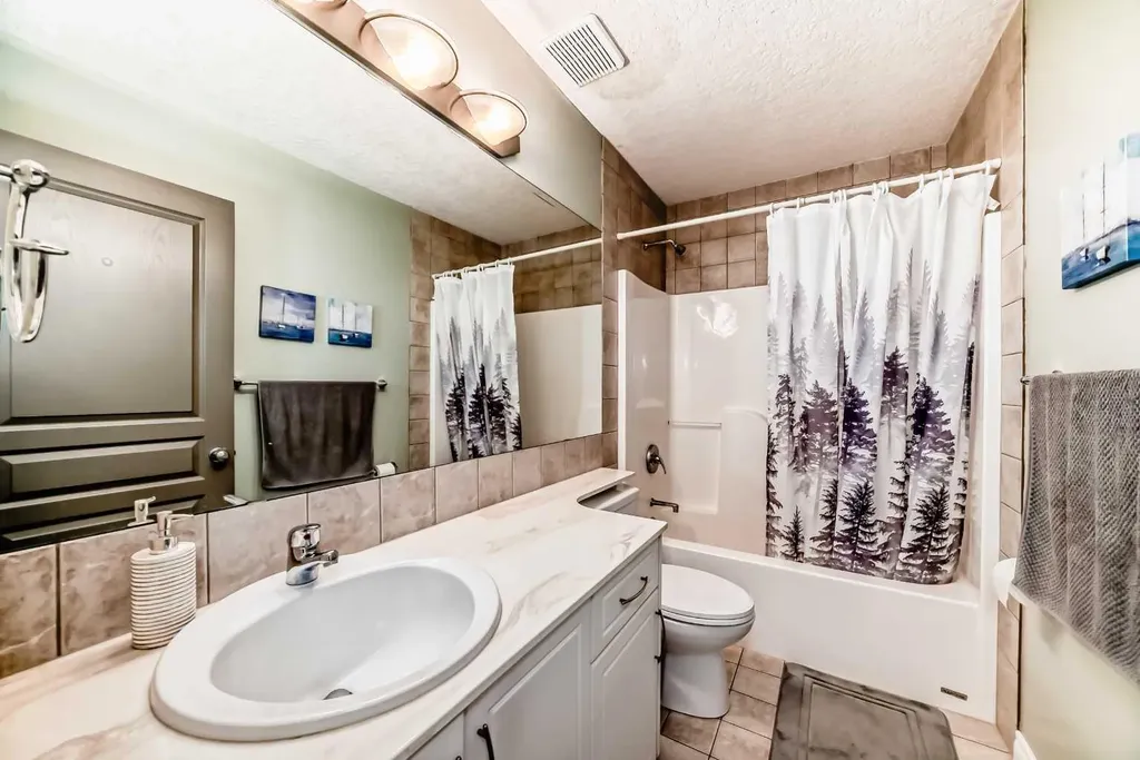 146 Scenic View Close Calgary AB T3L 1Z4