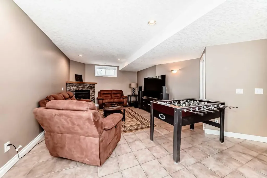 146 Scenic View Close Calgary AB T3L 1Z4