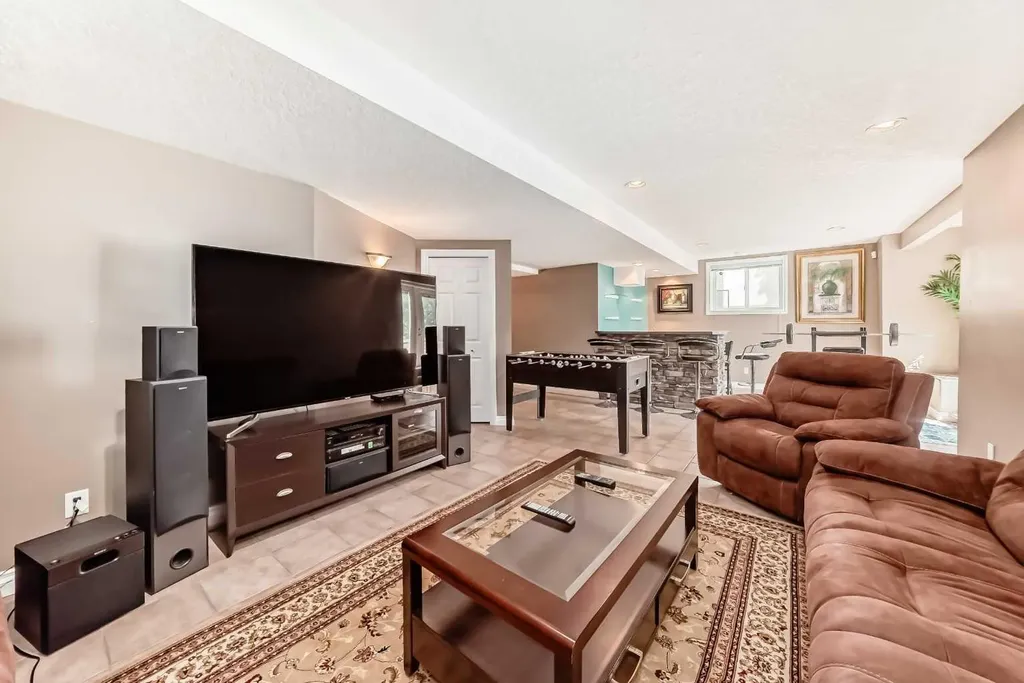 146 Scenic View Close Calgary AB T3L 1Z4