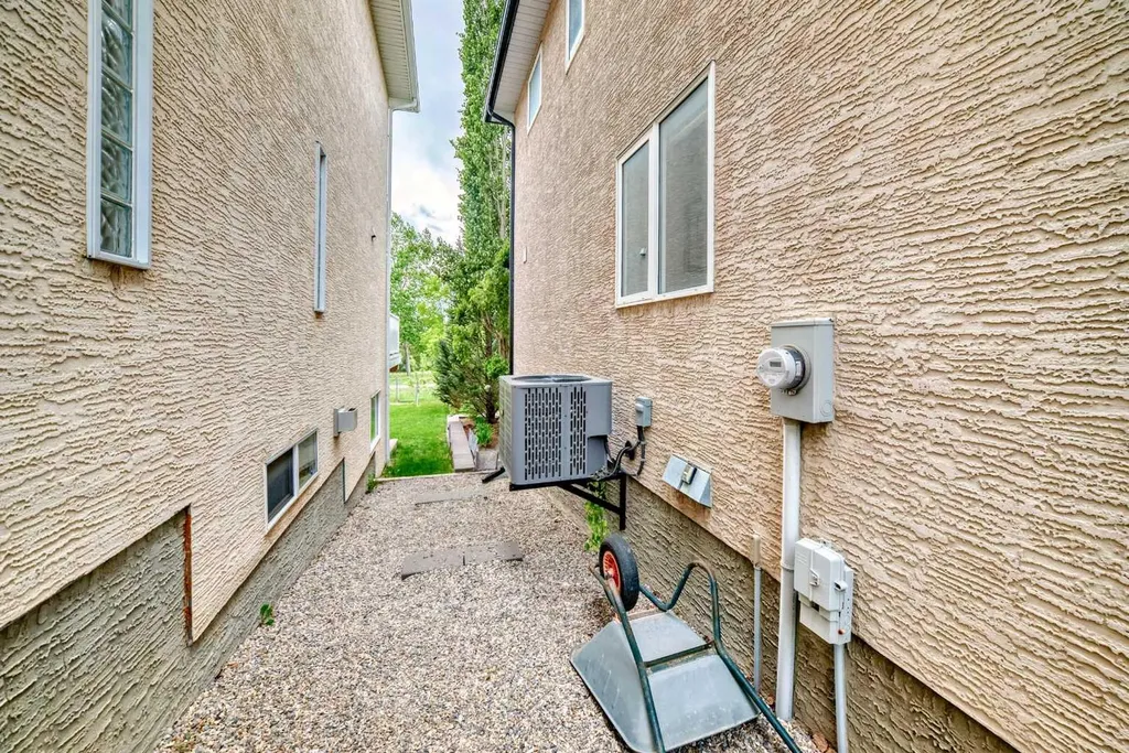 146 Scenic View Close Calgary AB T3L 1Z4