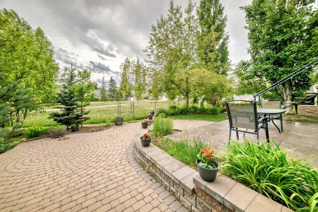 146 Scenic View Close Calgary AB T3L 1Z4