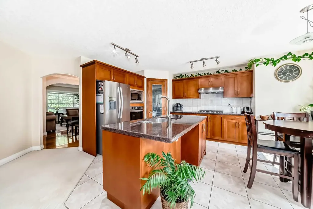 146 Scenic View Close Calgary AB T3L 1Z4
