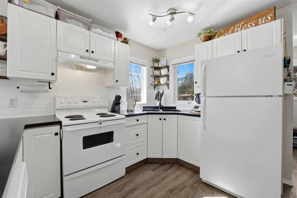 5220 50a Avenue Sylvan Lake AB T4S 1E5