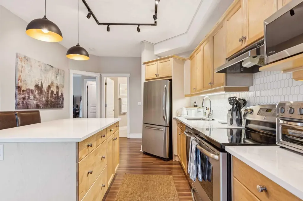 4 14 Street NW Calgary AB T2N 1Z4
