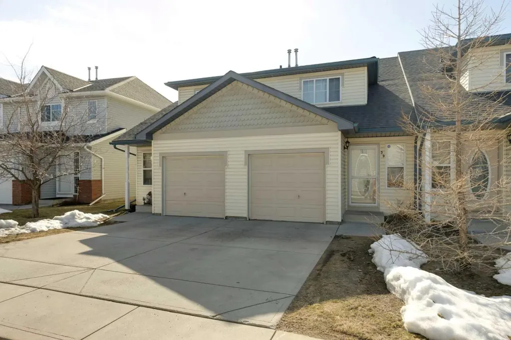 39 Country Village Circle NE Calgary AB T3K 5X3