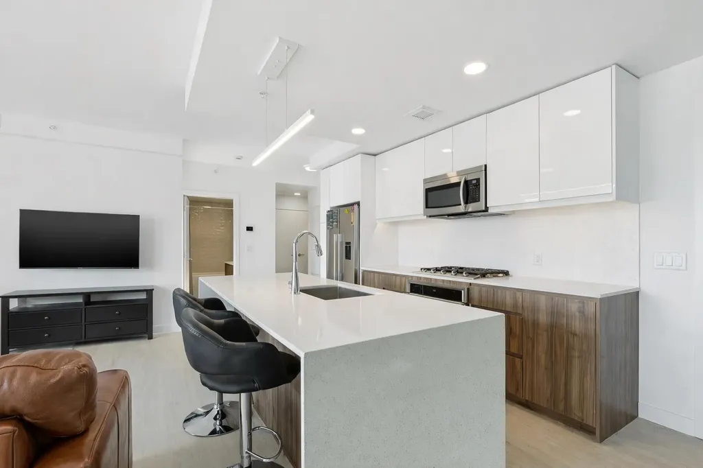 327 9a Street NW Calgary AB T2N 1T7