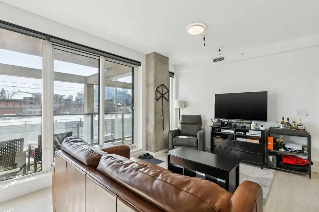 327 9a Street NW Calgary AB T2N 1T7