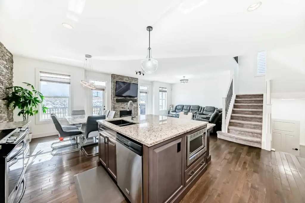 322 Reunion Green NW Airdrie AB T4B 3W5