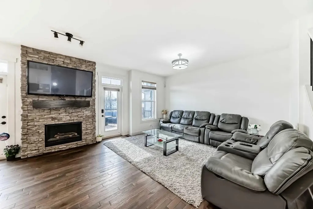322 Reunion Green NW Airdrie AB T4B 3W5